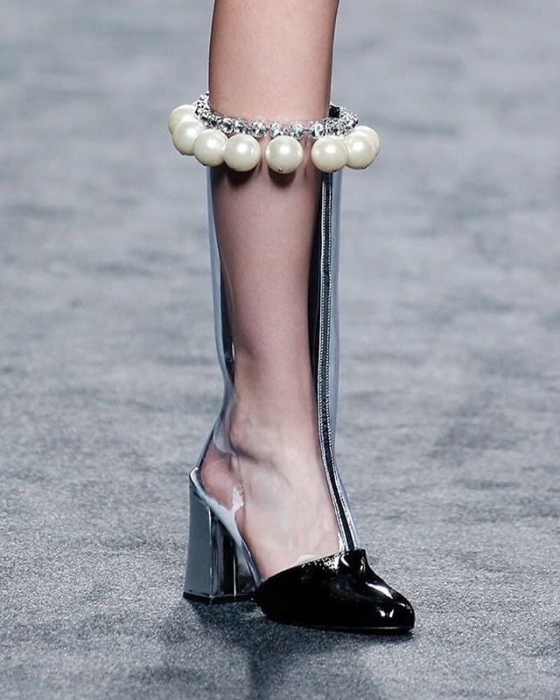 Краватки, латекс і прозоре взуття: тренди осені 2020 для найсміливіших модниць