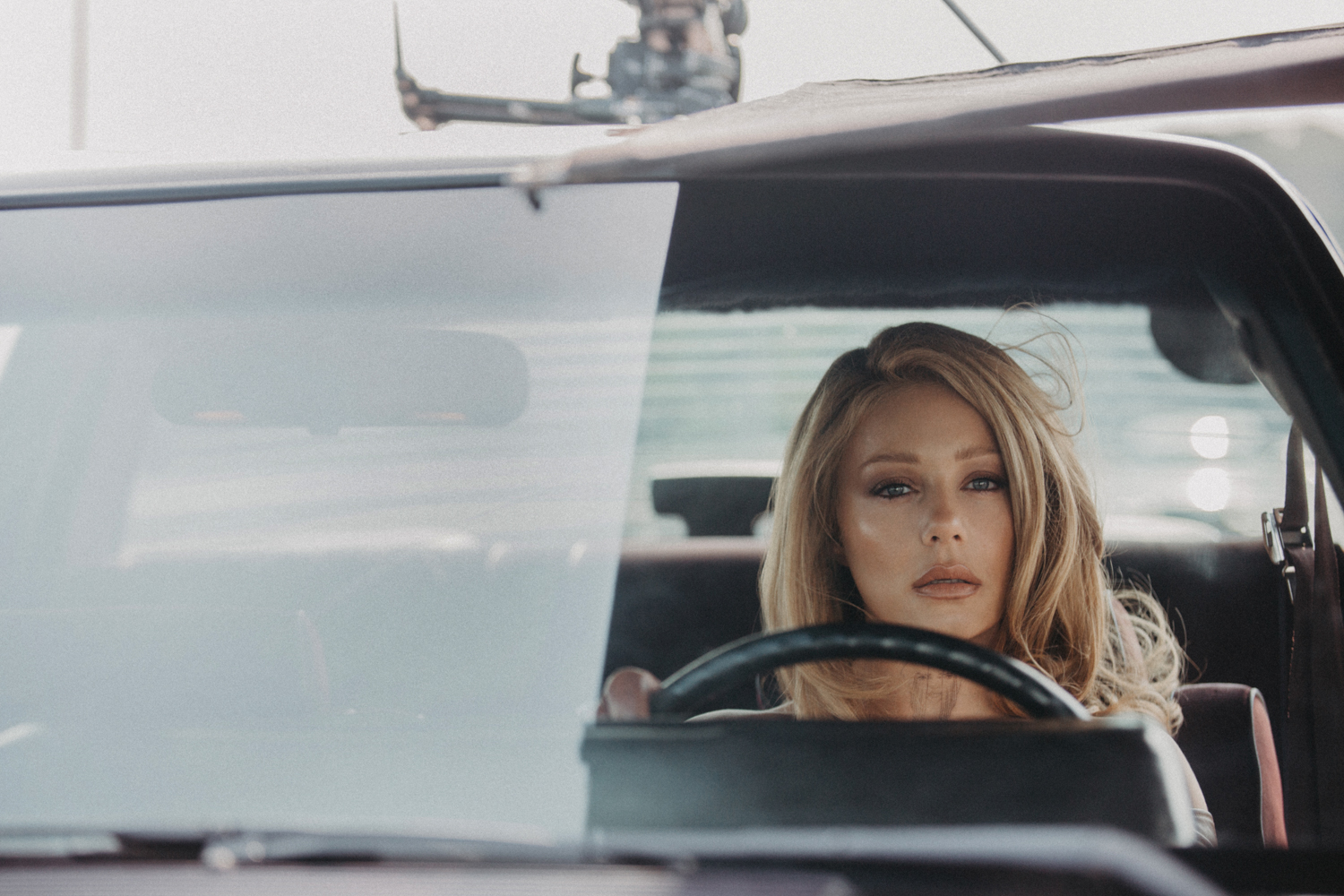 Тіна Кароль показала, як тонула, підривала, ходила по воді і палила готель у новому кліпі