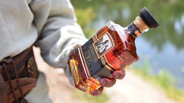 В сеть попали кадры со съемок нового рекламного ролика коньяка "Довбуш Карпатський"