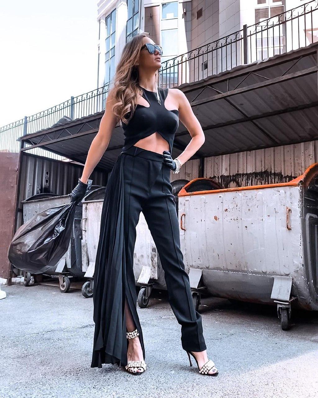 Светский выход на карантине: Анна Ризатдинова в стильном наряде позировала у мусорки