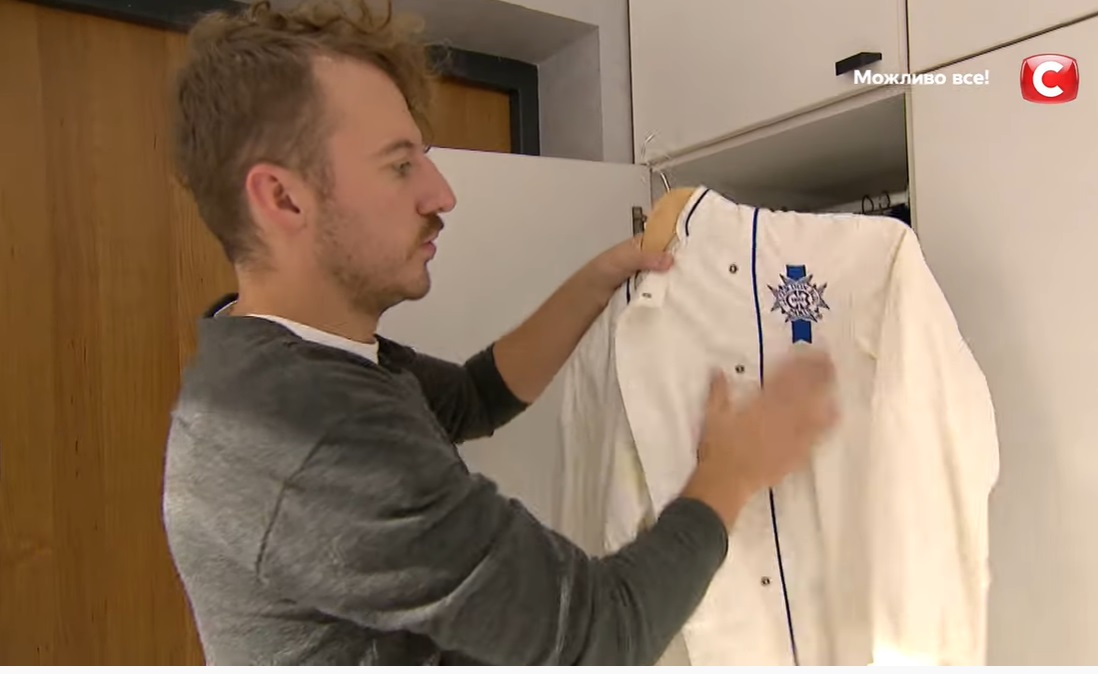 Труси друга та купа зубних щіток: Євген Клопотенко показав свою холостяцьку квартиру