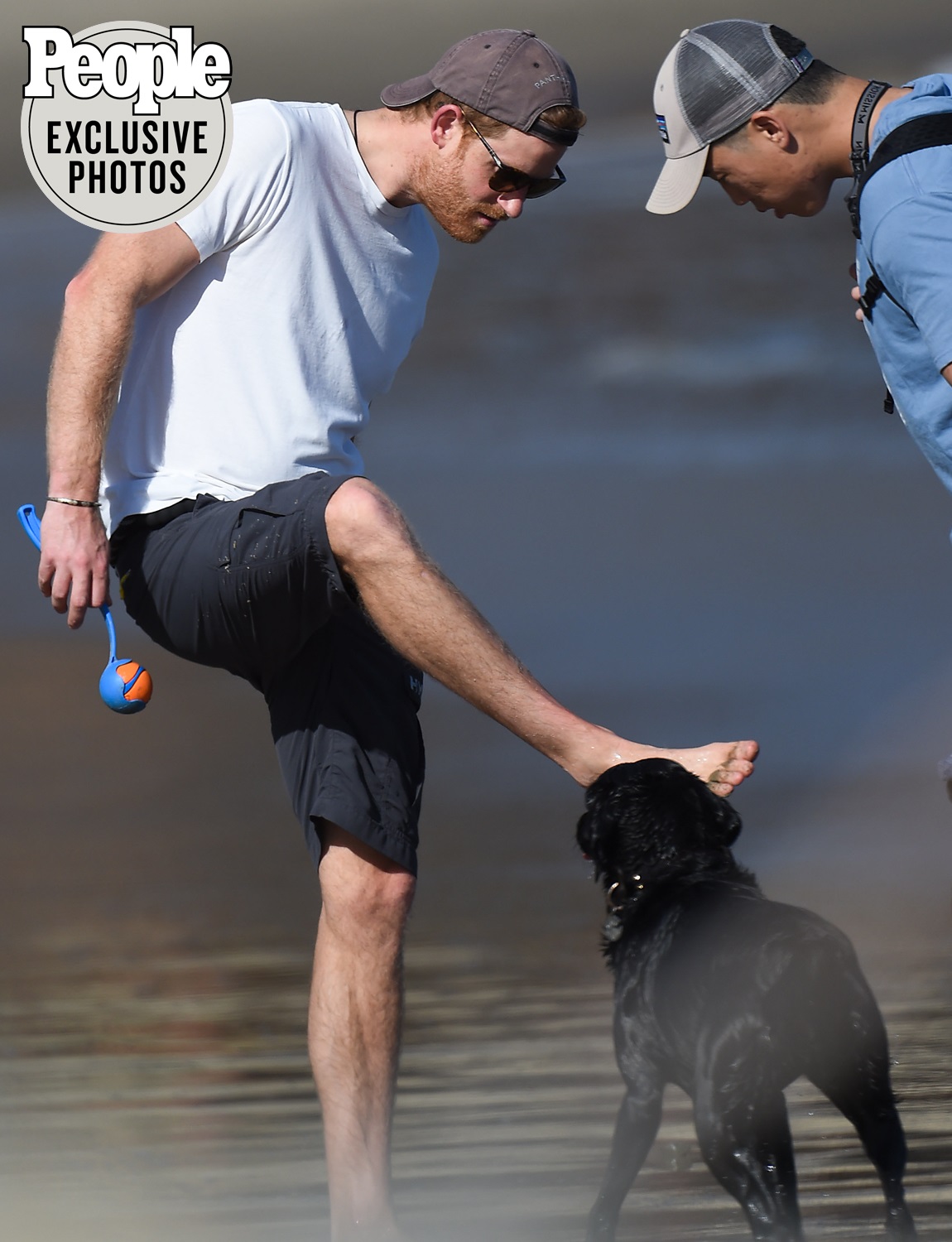 Принц Гаррі прогулявся босоніж по пляжу, щоб розважити друга (фото)