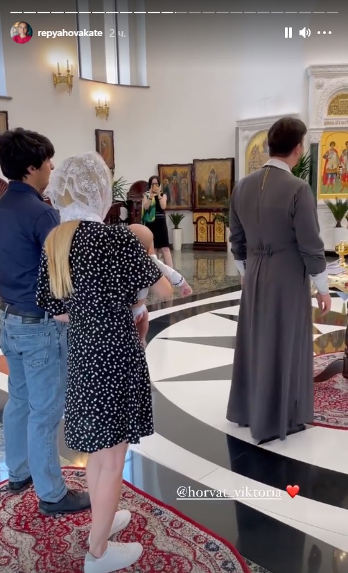 Виктор Павлик вместе с женой в вышиванках окрестили сына (фото)