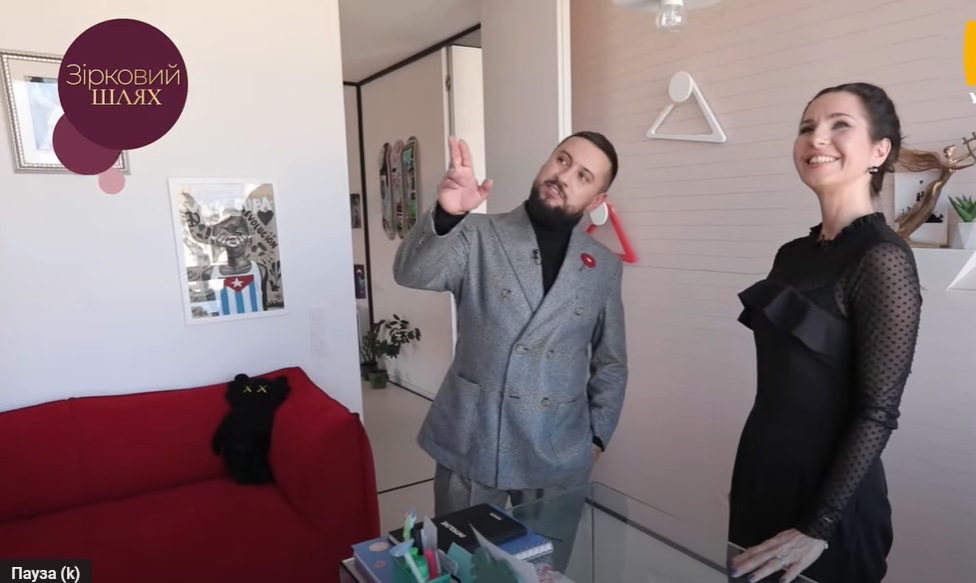 MONATIK показав свій "другий дім" в центрі Києва (відео)