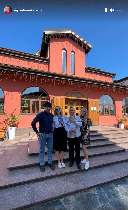 Виктор Павлик вместе с женой в вышиванках окрестили сына (фото)