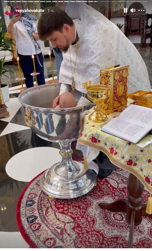 Виктор Павлик вместе с женой в вышиванках окрестили сына (фото)