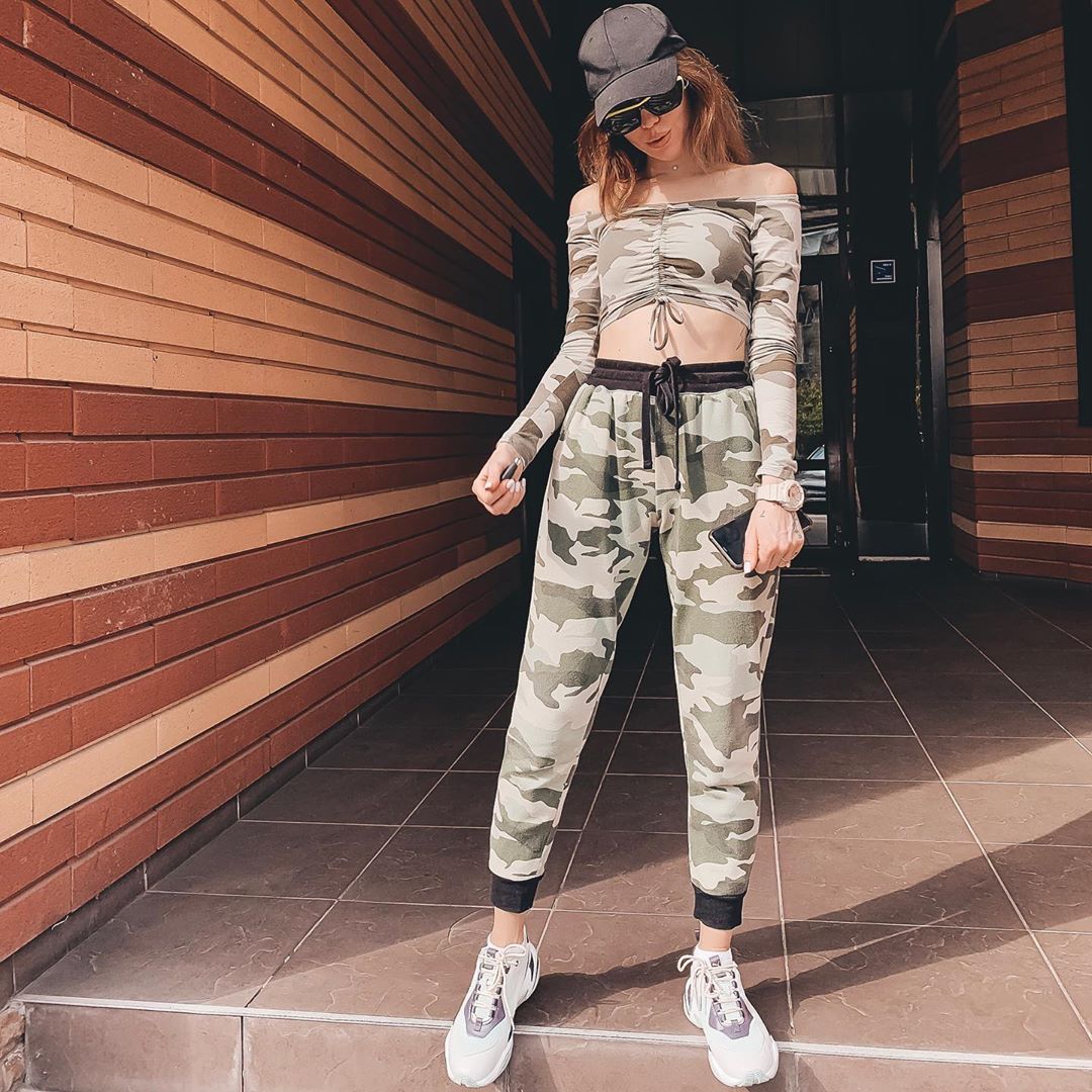 Надя Дорофєєва підкорила мережу ультрамодним костюмом в стилі мілітарі