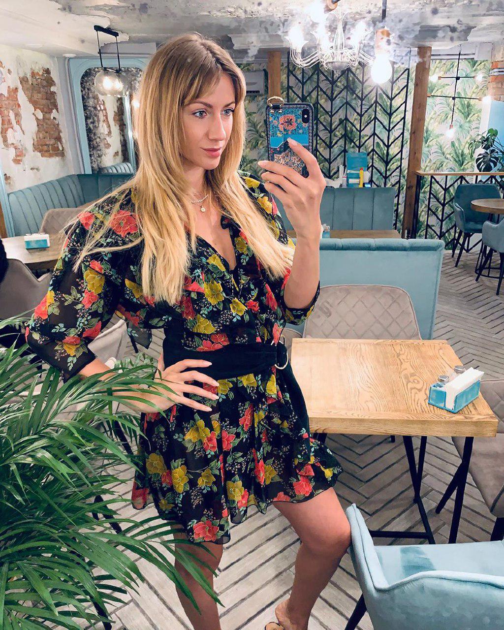 Самая невероятная! Цветущая Никитюк в ретро-платье восхитила сеть &quot;домашними&quot; фото