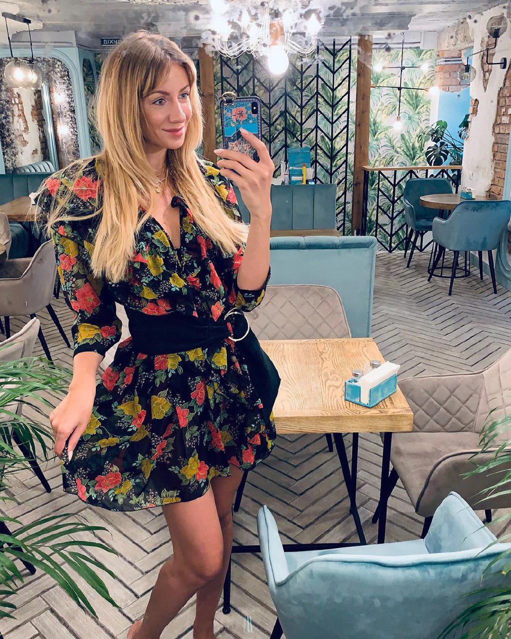 Самая невероятная! Цветущая Никитюк в ретро-платье восхитила сеть &quot;домашними&quot; фото