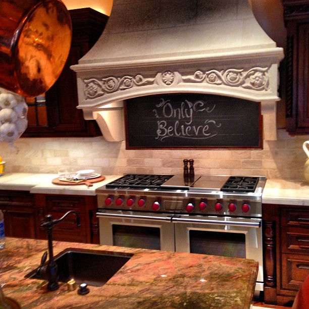 Меган Маркл і принц Гаррі сидять на карантині в розкішному особняку: фото зсередини