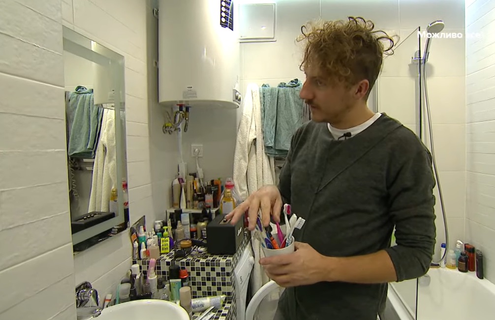 Труси друга та купа зубних щіток: Євген Клопотенко показав свою холостяцьку квартиру