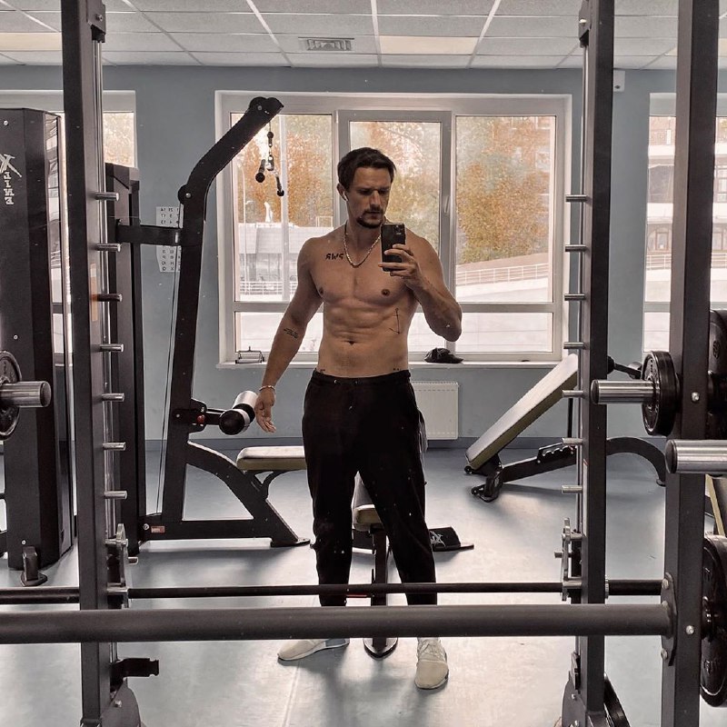 Екс-учасник "Танців з зірками" потішив шанувальниць привабливим торсом