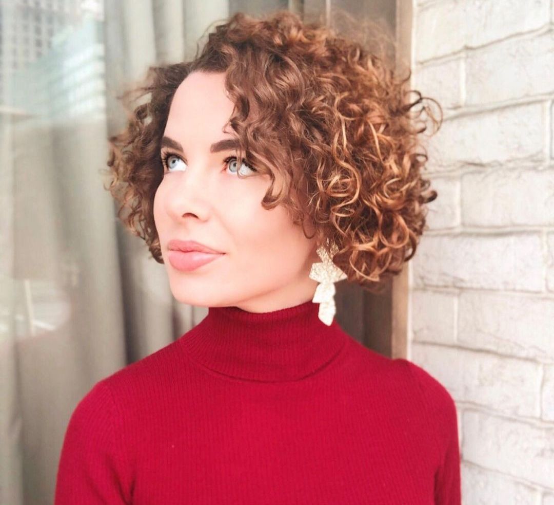 Гладкая или в рубчик: стилист показала, как стильно носить водолазку в 2021