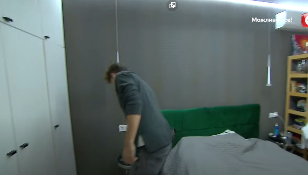 Труси друга та купа зубних щіток: Євген Клопотенко показав свою холостяцьку квартиру