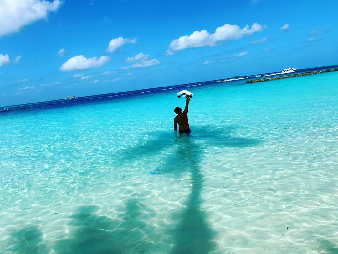 Життя в раю: MONATIK зачарував емоційними фото з сімейного відпочинку