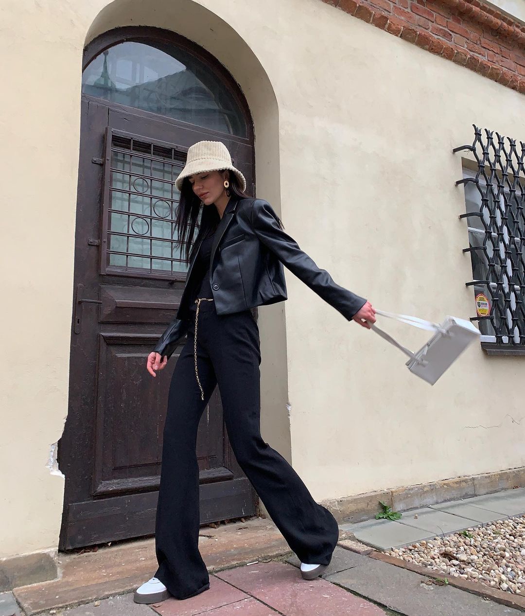 Робить ноги довшими і звужує талію: стиліст назвала головну деталь весняного гардероба