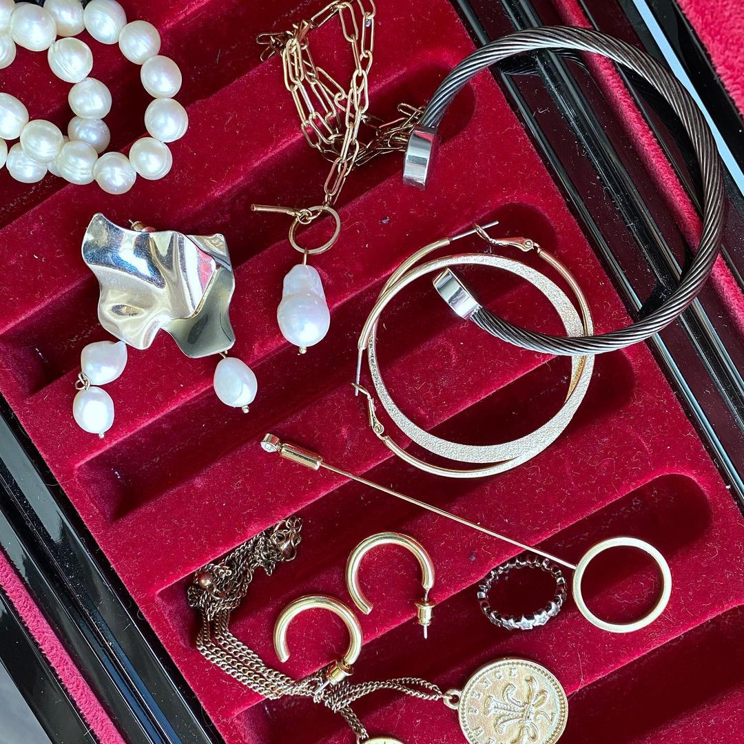 Базовые украшения: стилист назвала аксессуары, которые будут всегда актуальными