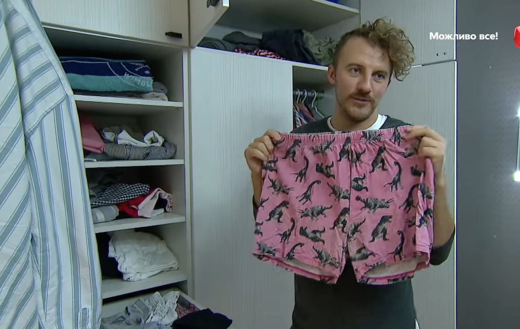 Труси друга та купа зубних щіток: Євген Клопотенко показав свою холостяцьку квартиру