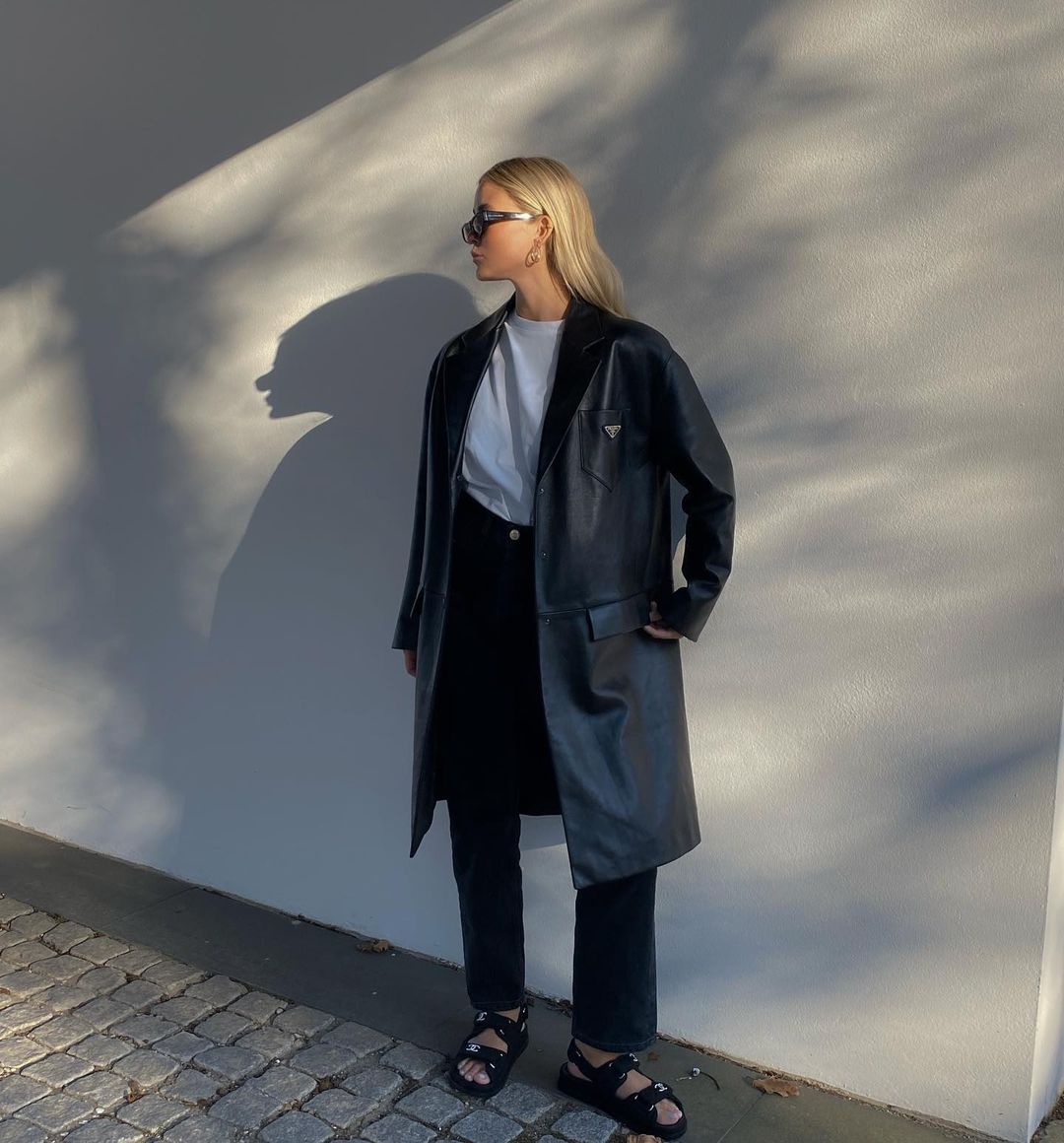 Пробуем повторить: как носят "папины" сандалии летом 2021 топовые фешн-блогеры