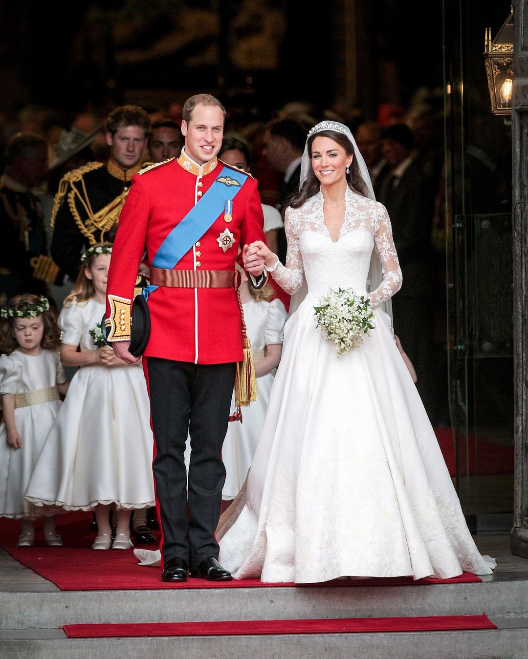 Словно невеста: Кейт Миддлтон в роскошном кружевном пальто посетила место своей свадьбы