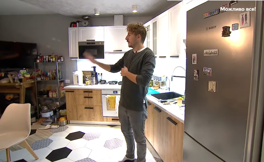 Труси друга та купа зубних щіток: Євген Клопотенко показав свою холостяцьку квартиру