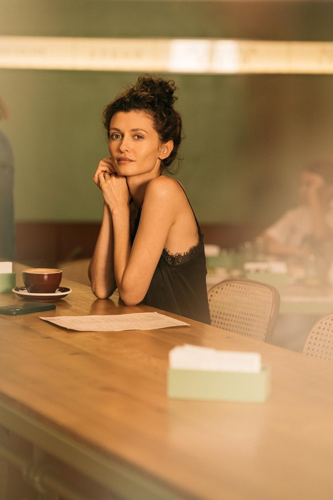 Нам всем нужны объятия: вышел трейлер дебютного фильма Кати Царик