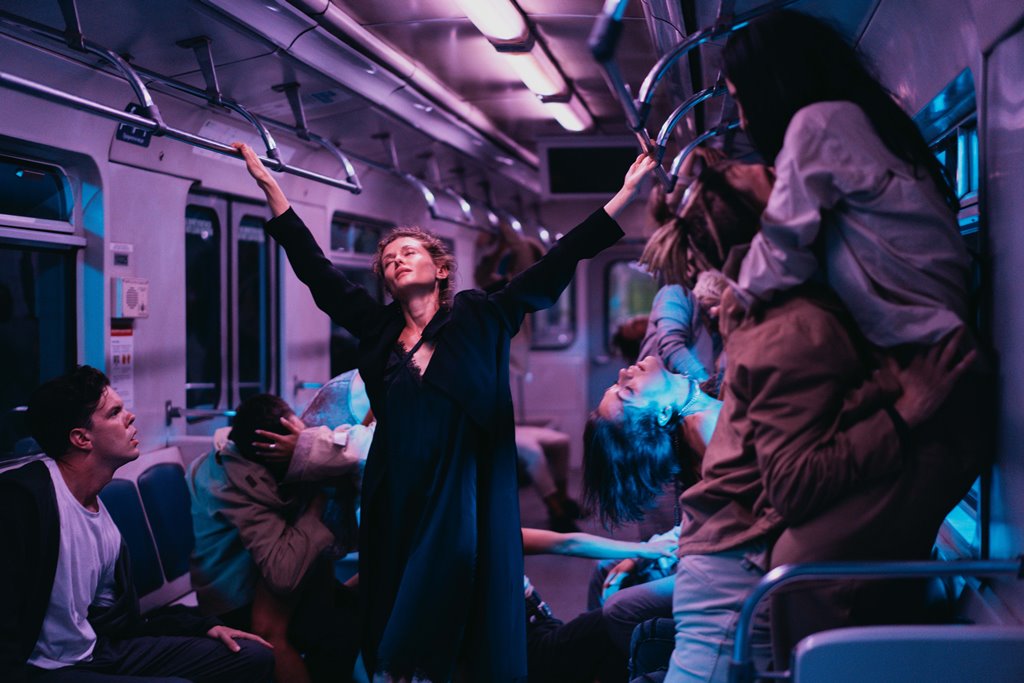 Нам всем нужны объятия: вышел трейлер дебютного фильма Кати Царик