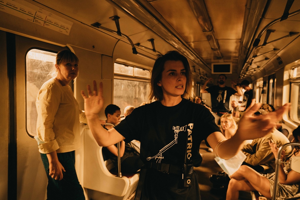 Нам всем нужны объятия: вышел трейлер дебютного фильма Кати Царик