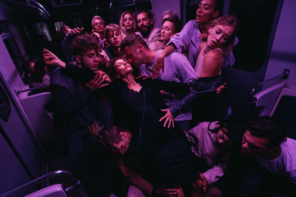 Нам всем нужны объятия: вышел трейлер дебютного фильма Кати Царик