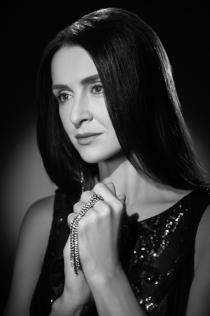 Романтична Валентина Хамайко в ніжному образі знялась для французької фотосесії