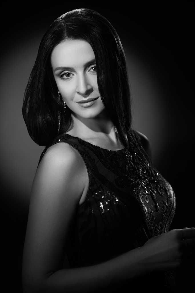 Романтична Валентина Хамайко в ніжному образі знялась для французької фотосесії