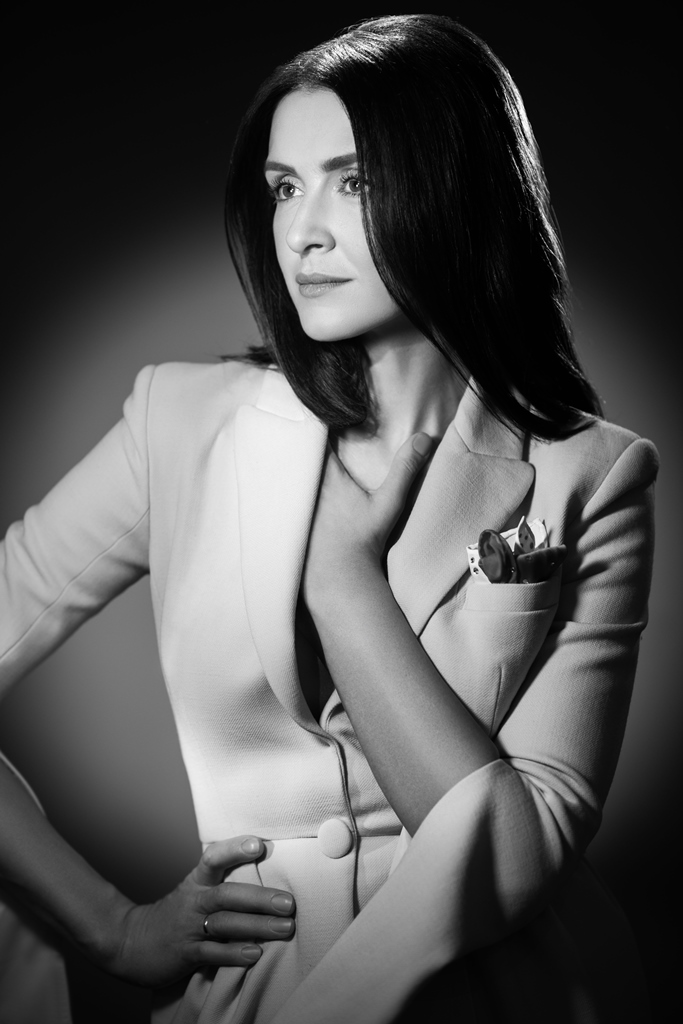 Романтична Валентина Хамайко в ніжному образі знялась для французької фотосесії