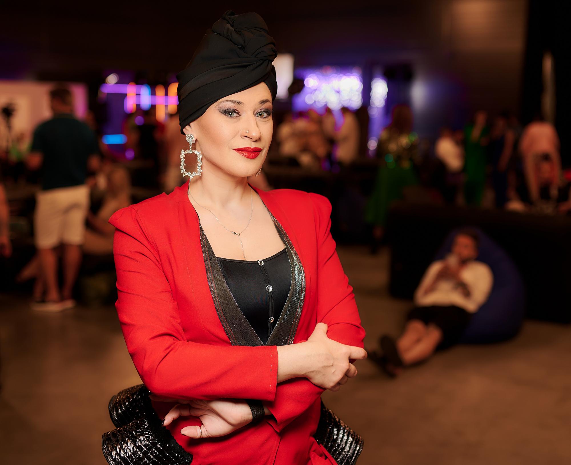 Не хочу быть артефактом: бэк-вокалистка Верки Сердючки Ольга Нека - о сольной карьере и работе со звездами