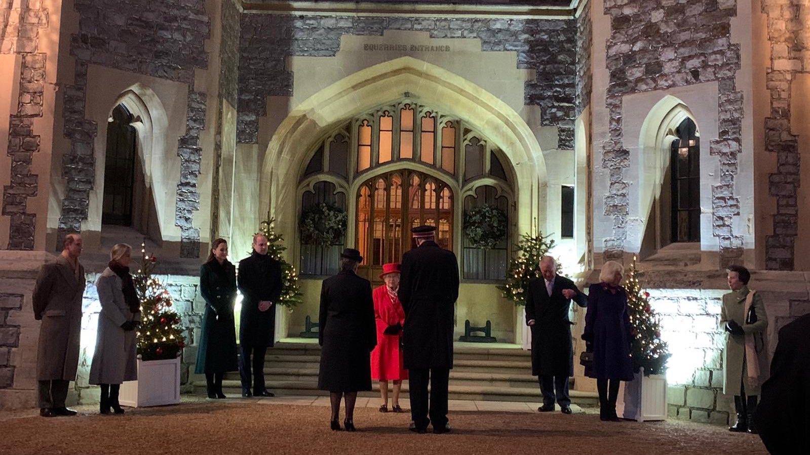 Єлизавета II вперше за дев'ять місяців вийшла на публіку з членами королівської сім'ї