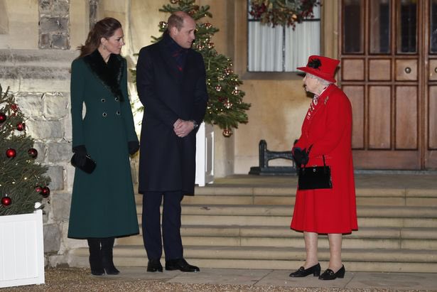 Єлизавета II вперше за дев'ять місяців вийшла на публіку з членами королівської сім'ї