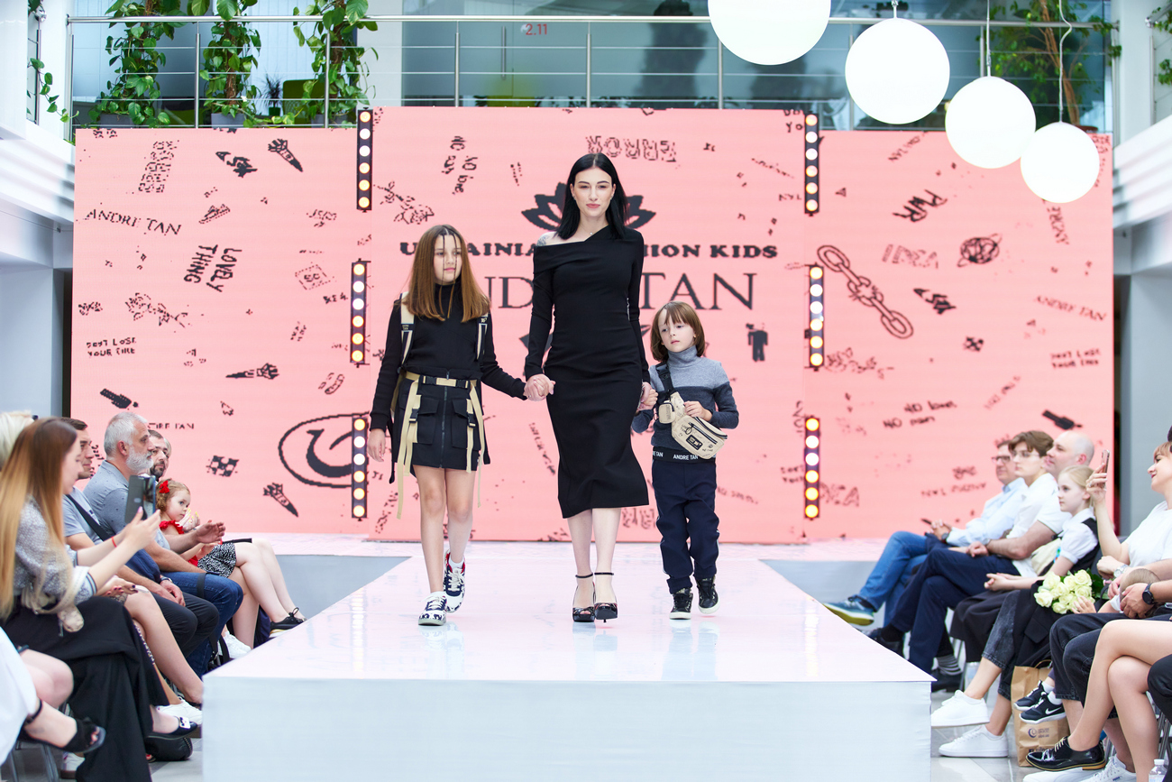 Без поні і стразів: Андре Тан показав найстильніші рюкзаки для підлітків