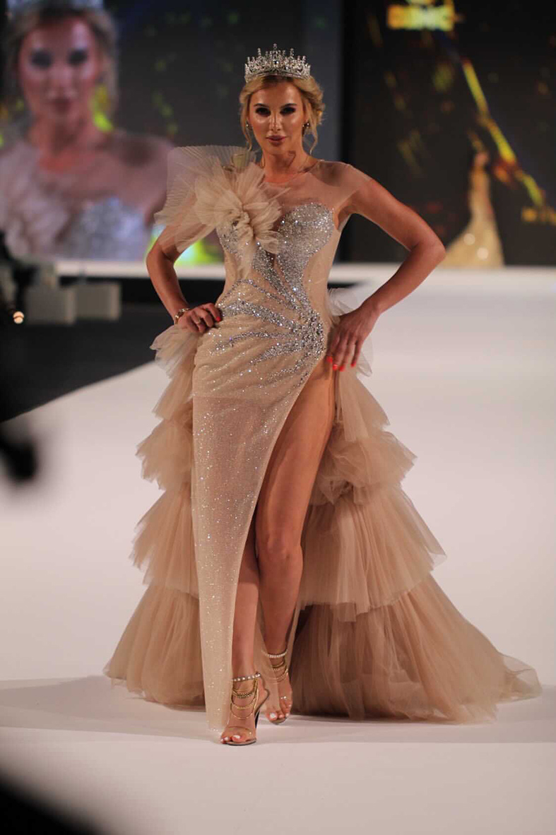 Українська модель блиснула витонченою фігурою на яхті в Дубаї