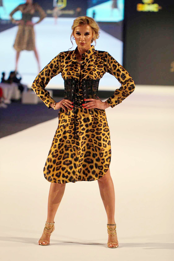 Українська модель блиснула витонченою фігурою на яхті в Дубаї