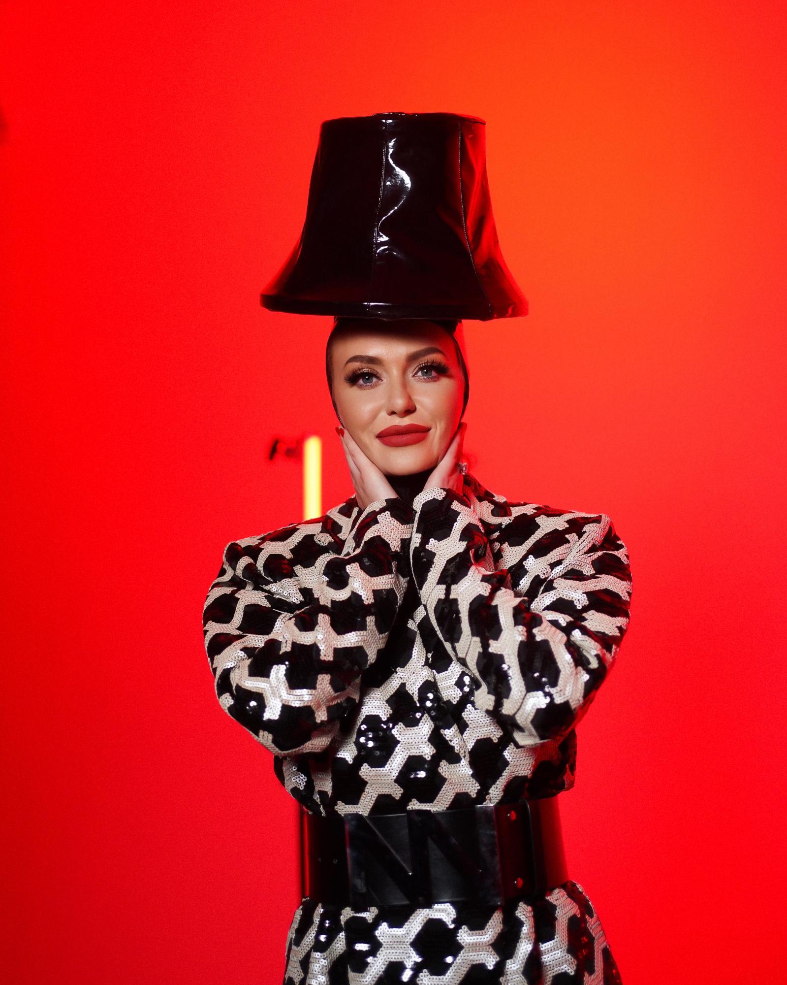 Тепер блондинка: Слава Камінська захопила фанатів кардинальною зміною образу