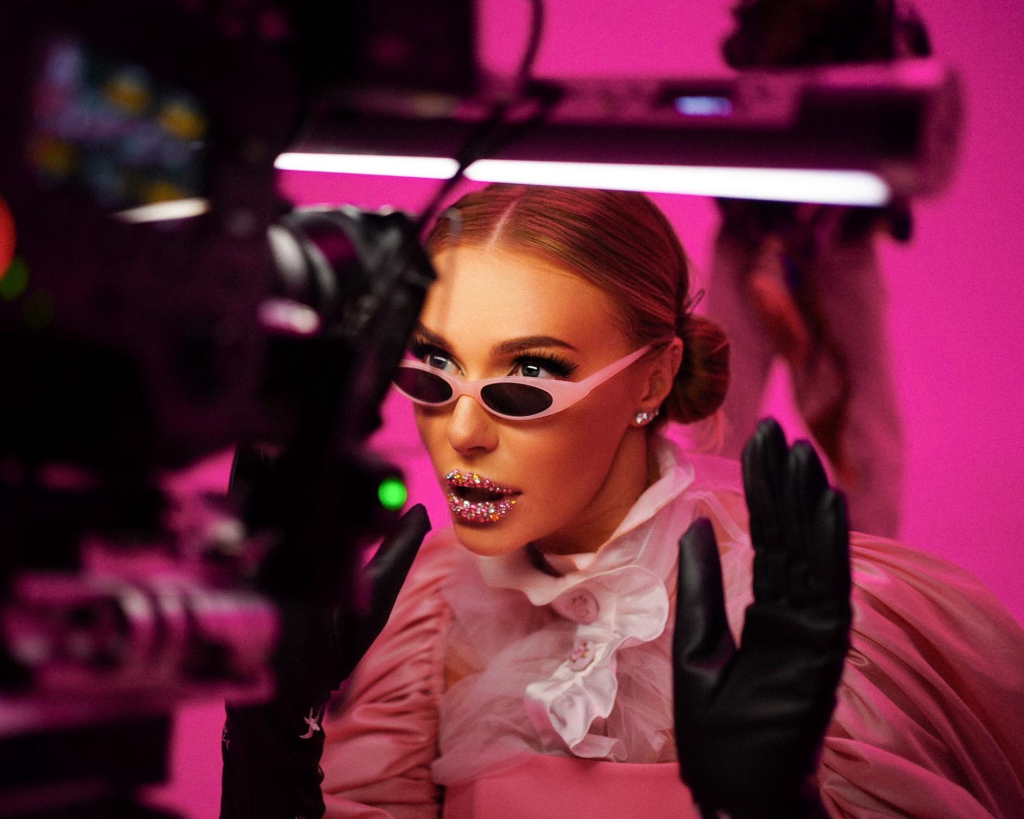 Тепер блондинка: Слава Камінська захопила фанатів кардинальною зміною образу