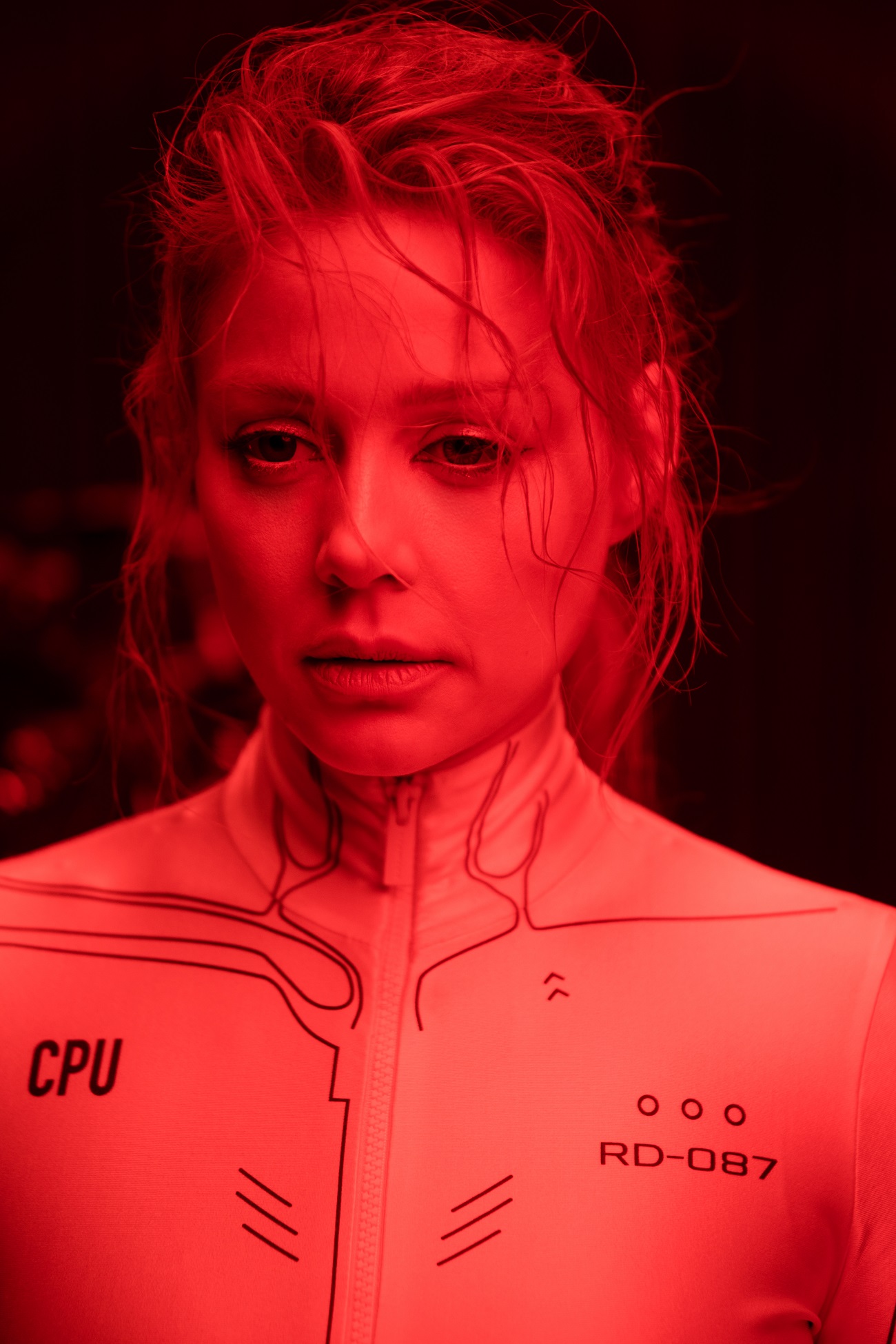 Это очередной скандал: Тина Кароль поразила черным латексом и разноцветными глазами