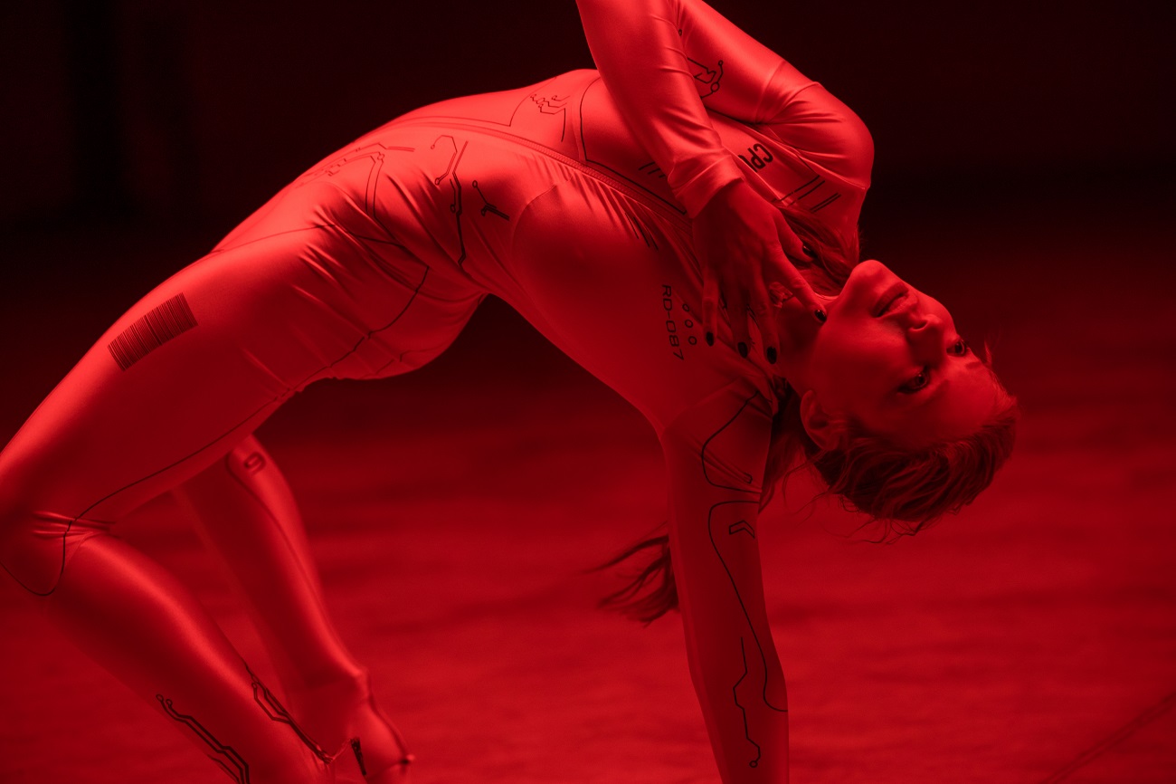 Это очередной скандал: Тина Кароль поразила черным латексом и разноцветными глазами