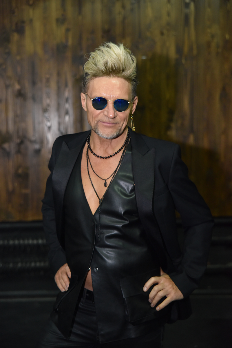 Олег Скрипка спел на английском культовую украинскую песню: фантастическое видео