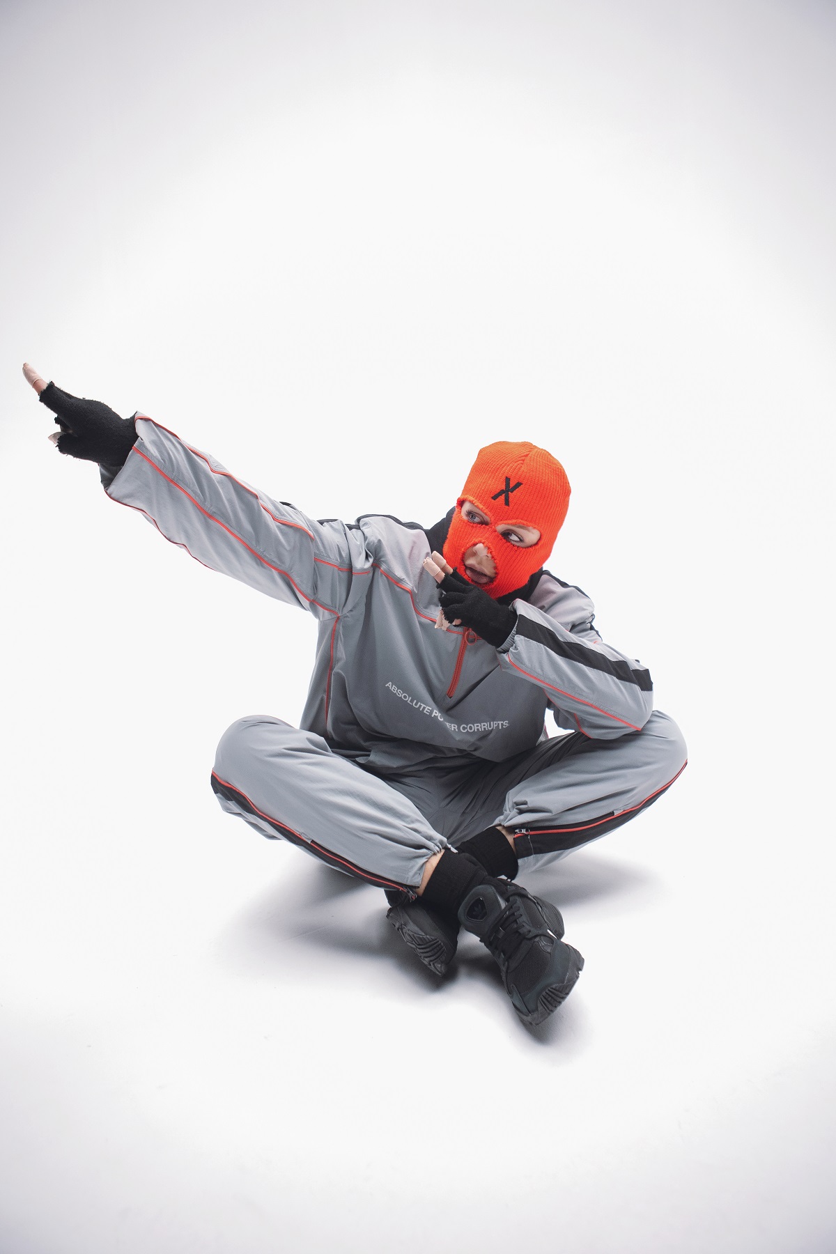 Тіна Кароль перевтілилася в чоловіка і поцілувала сама себе: провокаційне відео