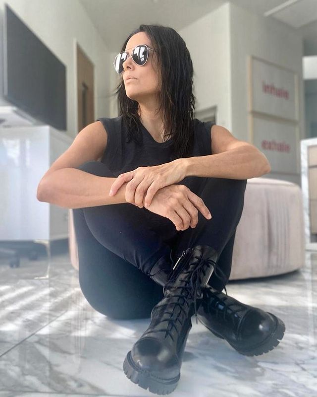 Стоит повторить: Ева Лонгория позирует в стильном образе и с самой модной укладкой