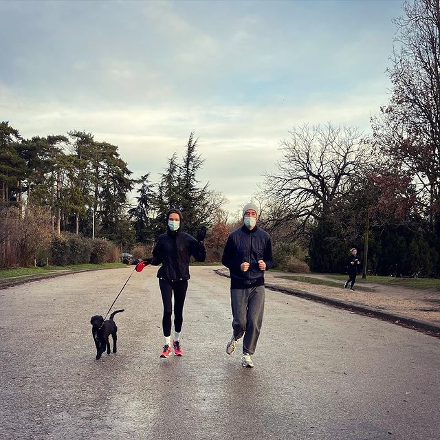 Это любовь: Наталья Водянова в легинсах и ярких кроссовках отправилась на пробежку с мужем