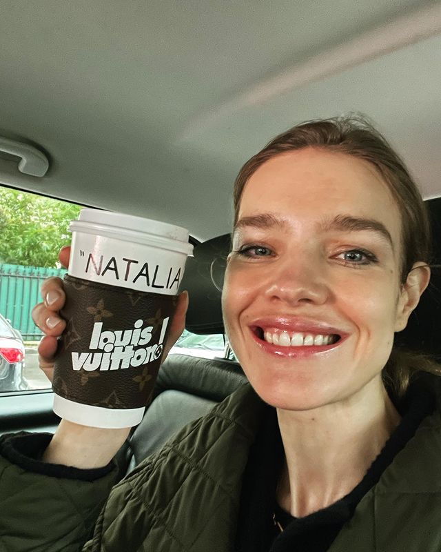 Платье-пальто и грубые ботинки: Наталья Водянова в стильном зимнем образе покорила Париж