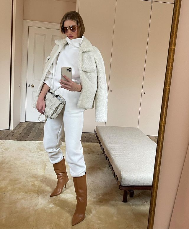 Срочно повторить: Роузи Хантингтон-Уайтли показала 10 трендовых образов для зимы