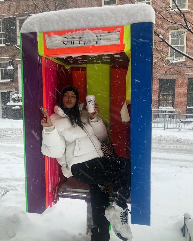 Модная всегда: Ирина Шейк отправилась на прогулку в трендовом пуховике и ботинках