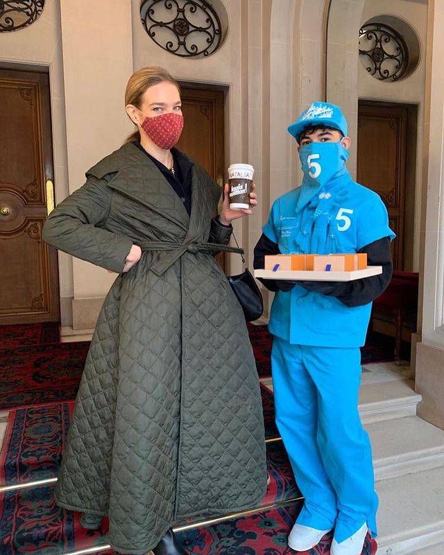 Платье-пальто и грубые ботинки: Наталья Водянова в стильном зимнем образе покорила Париж